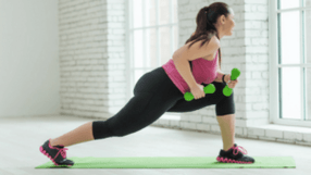Fata efectuează un exercițiu cu gantere
