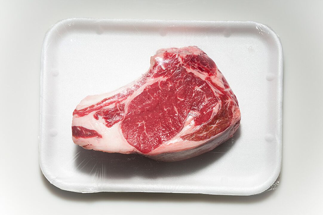 Multe alimente, precum carnea roșie, sunt excluse din meniul dietei pentru gută. 
